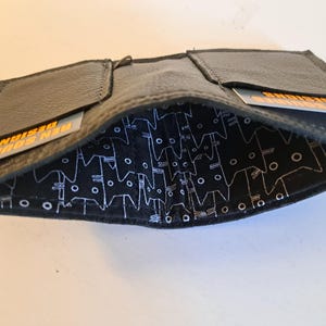 Schwarze Ledergeldbörse mit 2 Kartenfächern und Innenfutter für Bargeld. Weich. Schlank. Handgefertigt. Minimal. Einzigartig.