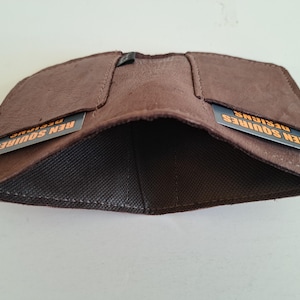 Brauner Moose Geldscheinfach aus Leder mit 2 Kartenfächern, innen gefüttert für Bargeld. Weich. Schlank. Handgefertigt. Minimal. Einzigartig.