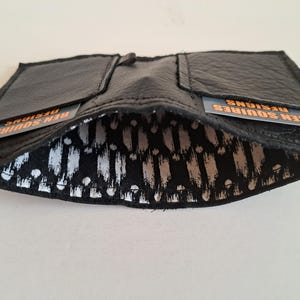 Schwarze Ledergeldbörse mit 2 Kartenfächern und Innenfutter für Bargeld. Weich. Schlank. Handgefertigt. Minimal. Einzigartig.