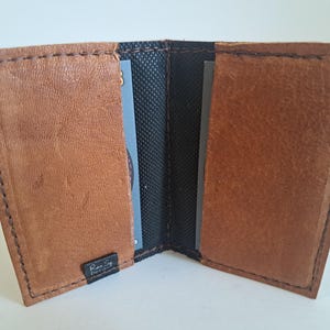 Cartera para tarjetas de identificación o crédito de piel de alce marrón con forro de piel suave. Delgada. Hecha a mano. Minimalista. Única.