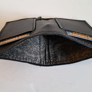 Schwarze Ledergeldbörse mit 2 Kartenfächern und Innenfutter für Bargeld. Weich. Schlank. Handgefertigt. Minimal. Einzigartig.