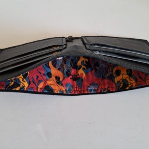 Schwarze Ledergeldbörse mit 4 Kartenfächern und innen gefüttertem Innenraum für Bargeld. Weich. Schlank. Handgefertigt. Minimal. Einzigartig.