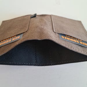 Hellbraune Wildleder-Geldbörse mit Geldscheinfach, 2 Kartenfächern mit ausgekleidetem Innenraum für Bargeld. Weich. Schlank. Handgefertigt. Minimal. Einzigartig.