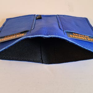 Blaue Moose Leather Bill-Fold-Geldbörse, 2-Kartenfächer mit gefüttertem Innenraum für Bargeld. Weich. Schlank. Handgefertigt. Minimal. Einzigartig.