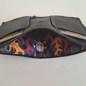 Schwarze Ledergeldbörse mit 2 Kartenfächern und Innenfutter für Bargeld. Weich. Schlank. Handgefertigt. Minimal. Einzigartig.
