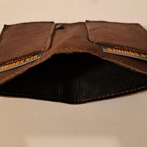 Brauner Moose Geldscheinfach aus Leder mit 2 Kartenfächern, innen gefüttert für Bargeld. Weich. Schlank. Handgefertigt. Minimal. Einzigartig.