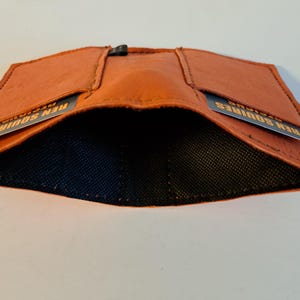 Orange Moose Geldscheintasche aus Leder mit 2 Kartenfächern und ausgekleidetem Innenraum für Bargeld. Weich. Schlank. Handgefertigt. Minimal. Einzigartig.