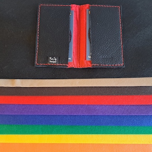 Schwarzes Leder, Sie wählen Innenstoff und Garnfarbe. Handgefertigt. Einzelstück.