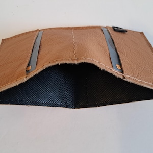 Hellbraune Lederbrieftasche, 2-Kartenfächer mit einem gefütterten Innenraum für Bargeld. Weich. Schlank. Handgefertigt. Minimal. Einzigartig.