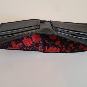 Schwarze Ledergeldbörse mit 4 Kartenfächern und ausgekleidetem Innenraum für Bargeld. Weich. Schlank. Handgefertigt. Minimal. Einzigartig.
