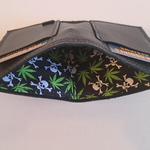 Schwarze Ledergeldbörse mit 2 Kartenfächern und Innenfutter für Bargeld. Weich. Schlank. Handgefertigt. Minimal. Einzigartig.