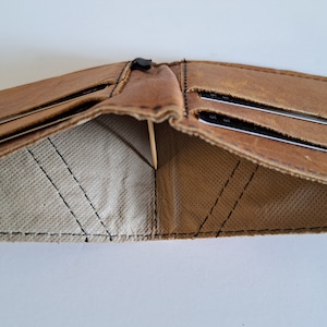 Portefeuille en cuir recyclé marron clair, fentes pour 4 cartes avec intérieur doublé en coton pour de l'argent. Doux. Mince. Unique en son genre. Fait main. Minimal. Recyclage