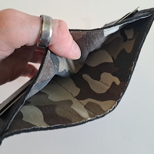 Reduzierter Preis ** Schwarze Ledergeldbörse, 2-Kartenfächer mit ausgekleidetem Innenraum für Bargeld. Weich. Schlank. Handgefertigt. Minimal. Einzigartig.