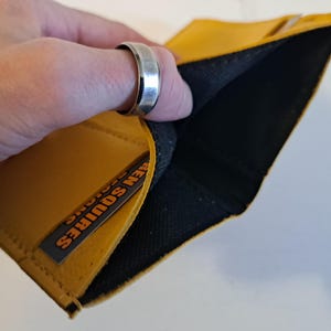 Gold Moose Bill-Fold Lederbrieftasche, 2-Kartenfächer mit ausgekleidetem Innenraum für Bargeld. Weich. Schlank. Handgefertigt. Minimal. Einzigartig.