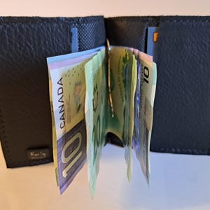 Reduzierter Preis* Ledergeldbörse mit Geldscheinklammer und Innenfutter für 2 Karten. Weiches Leder. Schlank. Handgefertigt. Minimal. Einzigartig.