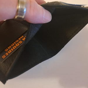 Schwarze Ledergeldbörse mit 2 Kartenfächern und Innenfutter für Bargeld. Weich. Schlank. Handgefertigt. Minimal. Einzigartig.