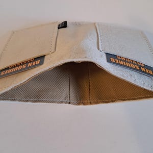 White Moose Geldscheintasche aus Leder mit 2 Kartenfächern und innen gefüttertem Innenraum für Bargeld. Weich. Schlank. Handgefertigt. Minimal. Einzigartig.