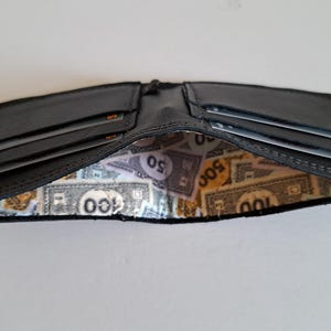 Schwarze Ledergeldbörse mit 4 Kartenfächern und innen gefüttertem Innenraum für Bargeld. Weich. Schlank. Handgefertigt. Minimal. Einzigartig.