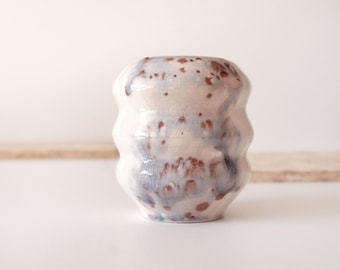 Handgemachte Keramikvase mit japanisch inspirierter punktierter Glasur