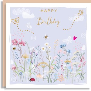 Alles Gute zum Geburtstag Wiese Wildblumen und Bienen Karte - Hübsche Hand illustrierte botanische Blumenkunst - Niedlicher Schmetterling Marienkäfer - Grasiger Pastellton