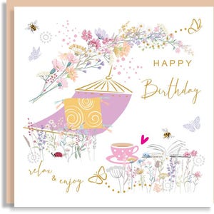Geburtstags-Hängematte mit rosa Teetasse und einer Buchkarte - hübsche Wildblumen-Bienen-Schmetterlinge - hand-illustrierte botanische Kunst niedlicher Marienkäfer