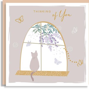 Tarjeta de condolencias para gatos "Pensando en ti" - Tarjeta de duelo por la pérdida de una mascota con flores lilas - Pastel melancólico para amantes de los animales - Mariposa botánica ilustrada a mano