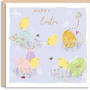 Tarjeta con pollitos y huevos de Pascua - Prado de flores silvestres de primavera con abejas y mariposas - Felices Pascuas - Tarjeta personalizada ilustrada a mano