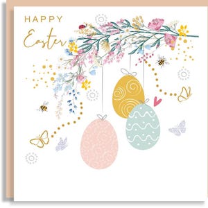 Tarjeta con una bonita rama floral y huevos de Pascua: flores silvestres de prado primaveral, abejas y mariposas. Felices Pascuas. Personalizada e ilustrada a mano.