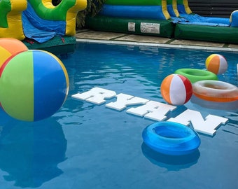 Letras flotantes de espuma blanca: decoración para fiestas en la piscina