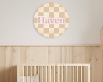 Letrero con nombre a cuadros color canela: Decoración infantil redonda de madera de arce de 45 cm (18")
