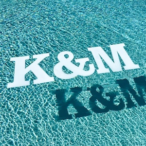 Letras y números de piscina de plástico fino flotante blanco / Letras de coroplast flotantes grandes personalizables / Fiesta en la piscina y decoración de eventos