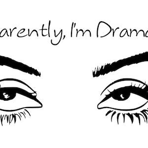 Könnte beinhalten: Schwarz-weiß-Illustration eines Augenpaares mit dramatischen Wimpern und Augenbrauen. Der Text "Anscheinend bin ich dramatisch" befindet sich über den Augen.