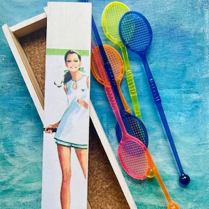 Hand versierde houten kist met tennisracket roerstokken, tennisliefhebber aandenken doos, alcohol cadeau, thuisbar accessoire, barman mixoloog
