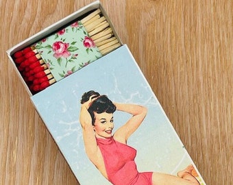 Pinup Matchbox Style #1, scatola di fiammiferi in legno artigianale, regalo per ragazza Pin Up, candela presente, fiammiferi per caminetto, regalo per fumatori, ragazza retrò anni '50