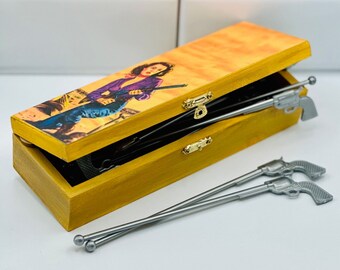 Caja de vaquera de madera decorada a mano de palos de agitación de pistola (12 piezas) caja de recuerdo, regalo de pistola occidental, revólver de rifle, barra casera, Pulpart vintage