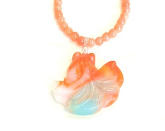 Collier avec pendentif en jade orange, pendentif en jade multicolore et collier de perles en jade orange