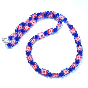 Lebendige Millefiori Halskette, blaue, rote und weiße Rechteck Millefiori oder Blumenperlenkette, facettierte blaue Glasperlenperlenkette