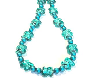 Blauwgroene lampworkkralenketting met S-vormige wervelingen en optionele bijpassende oorbellen