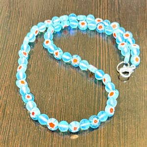 Millefiori Halskette, Aqua, Rot & Weiß Zarte Millefiori oder Blumenperlenkette, gefrostete runde Aqua Glasperlen-Halskette