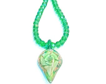 Collana in vetro soffiato con pendente a forma di fiore verde e perline abbinate