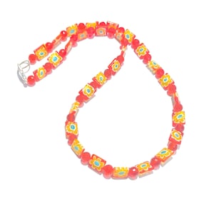 Millefiori Halskette, helles Rot Gelb, Blau & Weiß Millefiori oder Blumen Perlenkette, facettierte rote Glasperlen Halskette