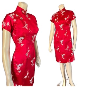 Levendige brandweerwagen Chinese rode zijde brokaat Cheongsam, Draken, Gevoerd, Klein - Medium, jaren 1950, 1960