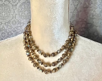 Elegante Dreifachstrang Halskette, Bronzefarbene Toned, Rauchige AB Glasperlen, florale Metallperlen, verstellbar bis 17,5", 1950er, 1960er Jahre