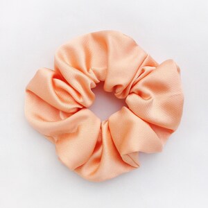 Pfirsich Satin Scrunchie handgefertigt mit strukturiertem Recycelten Stoff, umweltfreundliches Geschenk für Freundin