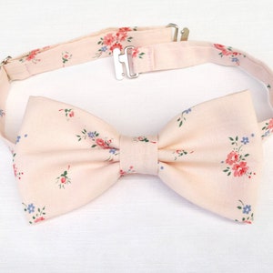 Blush floral bow tie, light peach. Beach wedding groom&#39;s bowtie, groomsmen gifts, best man, father of the bride