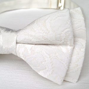 Pajarita texturizada color blanco roto - Pajarita de brocado preanudada color marfil claro para bodas, novios, fiestas de graduación, regalo clásico de cumpleaños para él