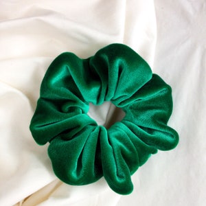 Pu&ograve; includere: Un'elastico per capelli in velluto verde brillante. Questo accessorio per capelli &egrave; realizzato in tessuto morbido e felpato. L'elastico &egrave; di colore pieno e presenta un design arricciato per tenere i capelli.