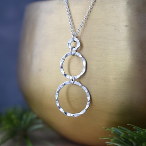 Collar con colgante circular de plata / Collar largo de plata para mujer / Joyería contemporánea hecha a mano