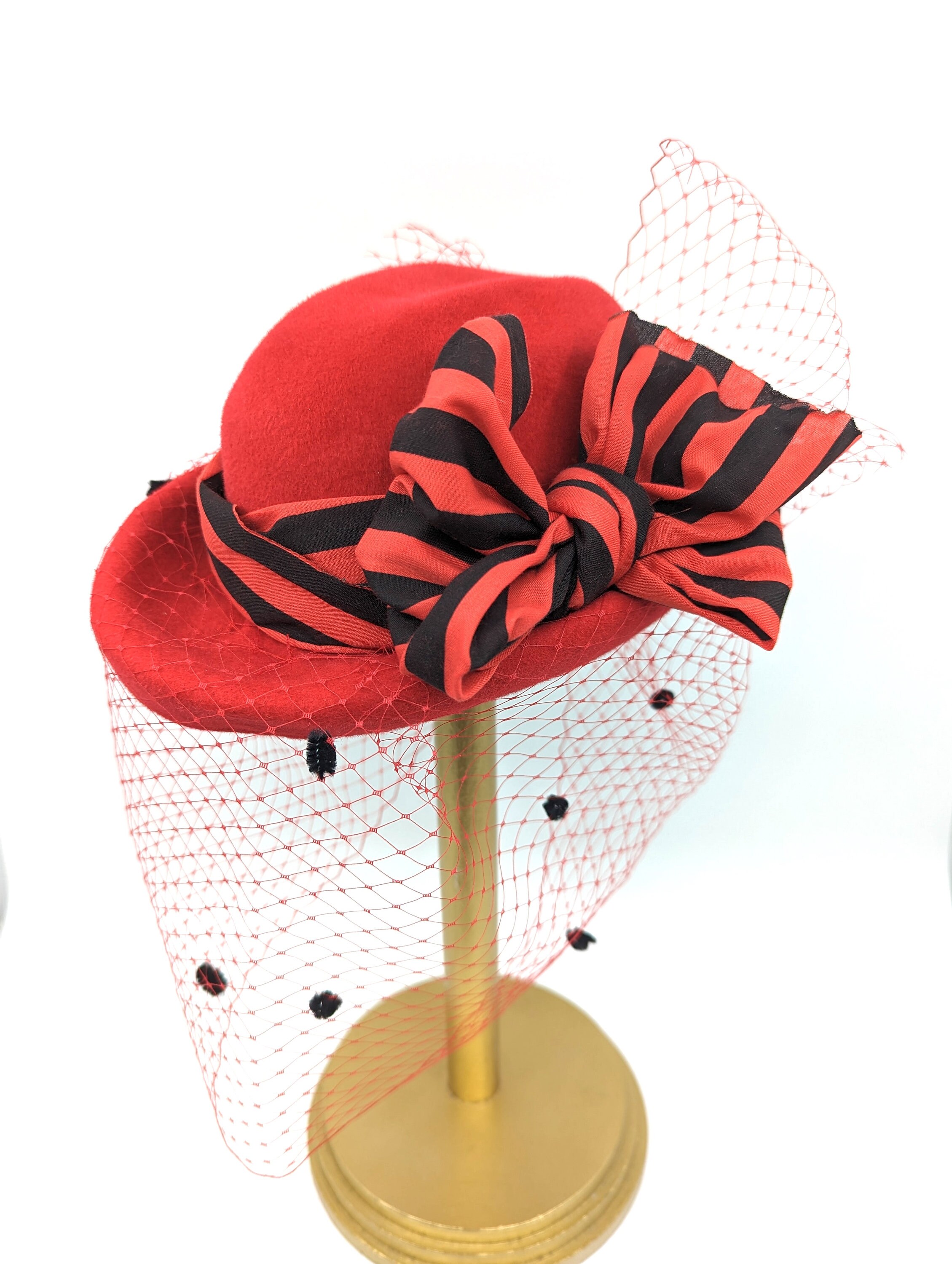 1940s Vintage Bright Red Felt Round Brimmed Tilt Hat Saucer Shape With Navy Trim Blue Vintage Style 1930 main image 2