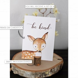 Puede incluir: Conjunto de ocho impresiones de 12,7 x 17,8 cm en cartulina con una ilustraci&oacute;n de acuarela de un cervatillo con el texto "be kind". Cada impresi&oacute;n viene con un peque&ntilde;o soporte de madera.